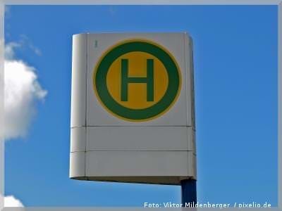 Bushaltestellenschild in Altenburg nahe der Pension Deparade Altenburg – bequeme Anreise mit öffentlichen Verkehrsmitteln